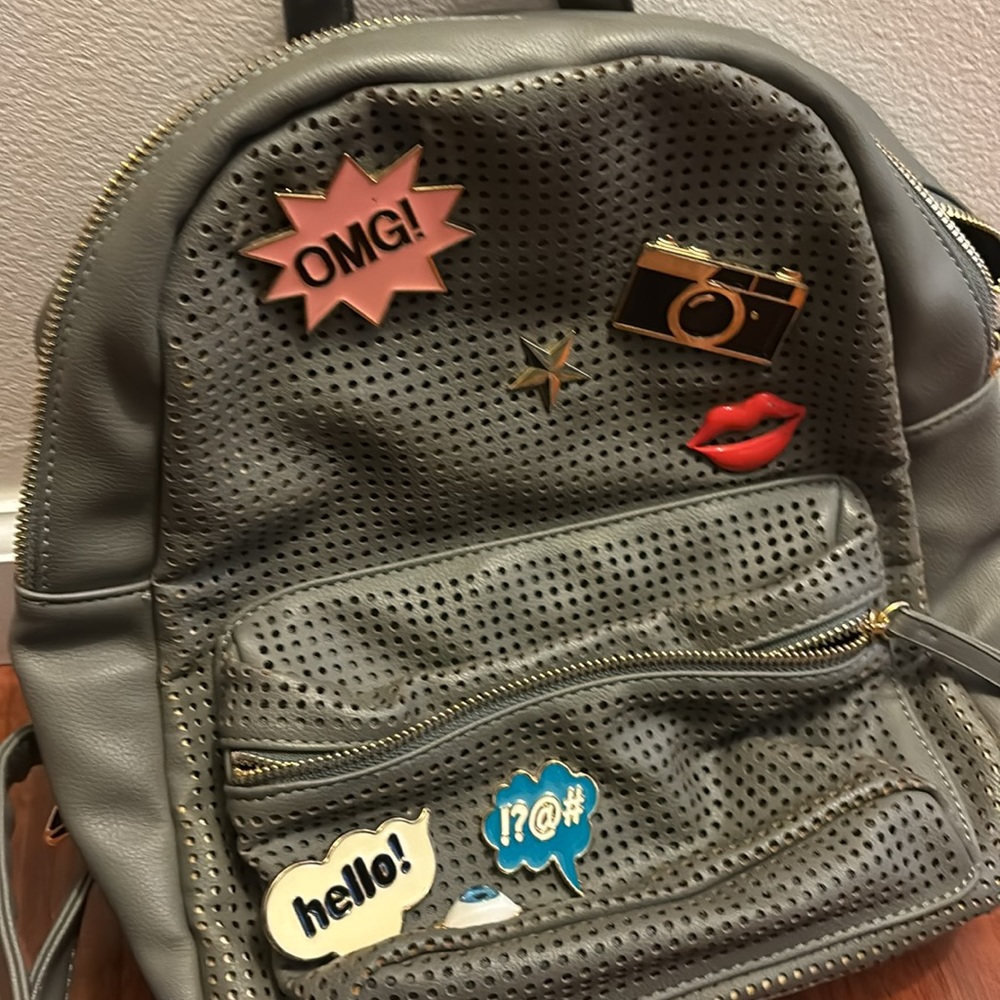Mini backpack with pins - Picture 2 of 2